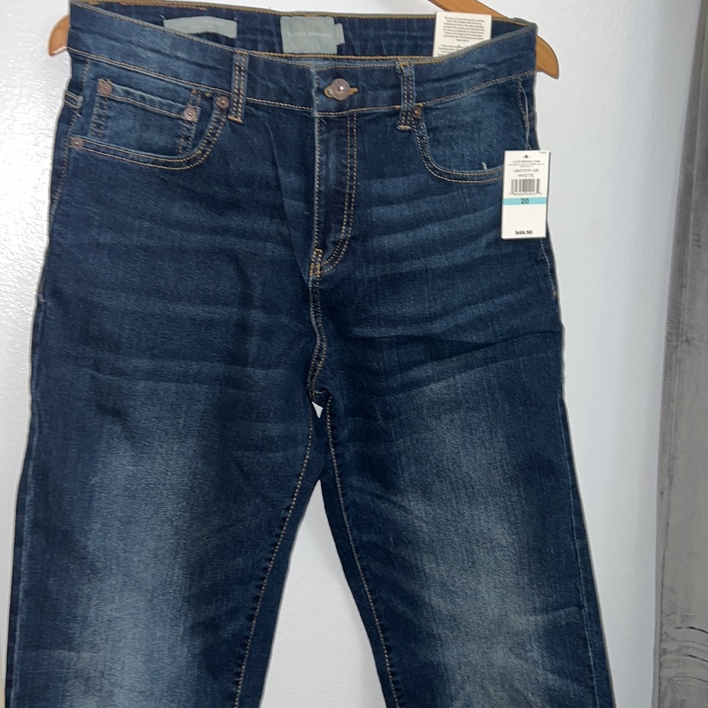 - NWT Lucky Brand Medium wash Demin 9/10 Straight Leg Mid-rise